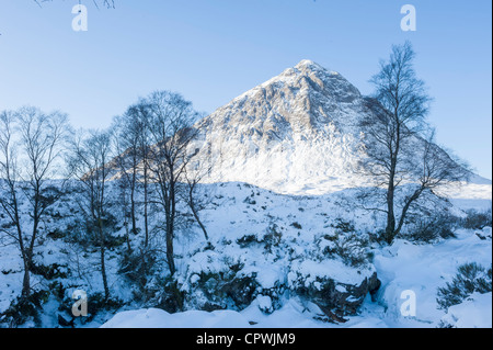 Buachaille Etive Mor mit Schnee bedeckt gefrorenen Wasserfall, Glen Coe, Highlands, Schottland, Vereinigtes Königreich Stockfoto