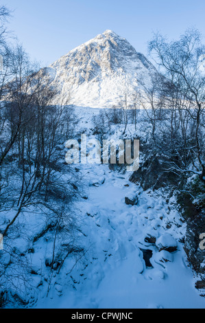 Buachaille Etive Mor mit Schnee bedeckt gefrorenen Wasserfall, Glen Coe, Highlands, Schottland, Vereinigtes Königreich Stockfoto