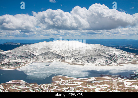 Schneebedeckte Berge und See Belmeken in Bulgarien-Rila-Gebirge, an einem sonnigen Frühlingstag Stockfoto