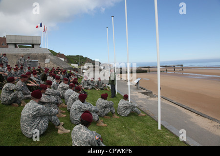 Die US-Armee und die britischen Fallschirmjäger verschiedener Luftlandeeinheiten besuchen Omaha Beach, um den 68. Jahrestag der Invasion des D-Day am 1. Juni 2012 zu gedenken. Fallschirmjäger aus den alliierten Nationen versammeln sich als Col. (Pensionierter) Keith Nightengale, erinnert an die Schlacht um die Befreiung von Nazi-besetzten Europa während des Zweiten Weltkriegs, die mit der D-Day-Invasion am 6. Juni 1944 begann. Die Gedenkfeier, die auch Zeremonien für die über 9,000 Soldaten umfasst, die während der Invasion und der Flugoperationen ihr Leben gaben, ermöglicht es den beteiligten Ländern, die vor 68 Jahren gefallen sind, zu ehren. Stockfoto