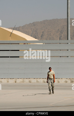 Personal Sgt. Zachery Maser, ein Mannschaftsleiter, der dem 451st Expeditionary Aircraft Maintenance Squadron auf dem Kandahar Airfield, Afghanistan, zugewiesen ist, wartet auf einen F-16 Fighting Falcon, der am 2. Juni 2012 zurück zur Fluglinie taxi wird. Personal wird von McEntyre Joint National Guard Base, S.C., zur Unterstützung der Operation Enduring Freedom eingesetzt. Die F-16-Sumpffuchs, Piloten und Hilfspersonal begannen Anfang April ihren Einsatz der Air Expeditionary Force, um Flugmissionen für den Auftrag zum Lufteinsatz zu übernehmen und Truppen am Boden in Afghanistan in der Nähe der Luft zu unterstützen. Stockfoto