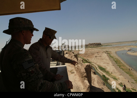 US Navy LT. CDR. Russ Pyle, Ingenieur des Regional Support Command Southwest der NATO Training Mission, spricht mit dem US Marine Corps Col. F. Scott Anderson in einem Wachturm der afghanischen Kaserne der Nationalen Zivilordnung in Lashkar Gah, Provinz Helmand, Afghanistan, 1. Juni 2012. Stockfoto