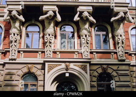 Atlantes als architektonische Skulptur auf einem historischen Gebäude am Högbergsgatan 21 in Helsinki, Finnland Stockfoto