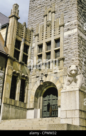 Eintritt zum Finnischen Nationalmuseum in Helsinki, Finnland. Das Gebäude wurde von Herman Gesellius, Armas Lindgren und Eliel Saarinen entworfen. Stockfoto