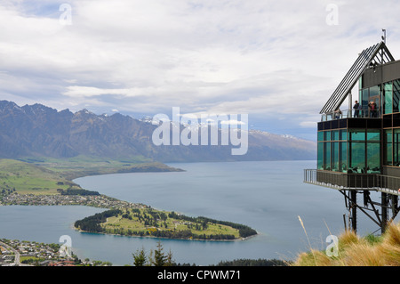 Blick über Queenstown, Lake Wakatipu und The Remarkables aus der Skyline touristischen komplexe Neuseeland Stockfoto