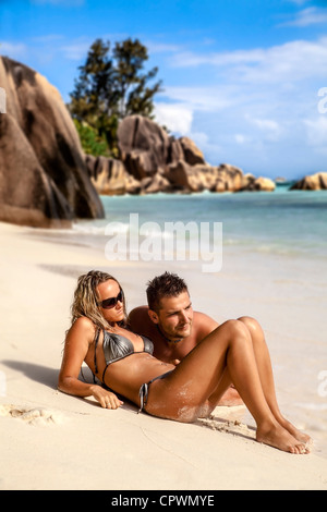 Romantische junges Paar am Strand im Sand, genießen Sie die Sommersonne liegen Stockfoto
