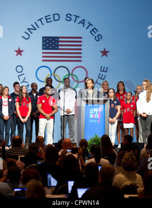 First Lady der Vereinigten Staaten von Amerika Michelle Obama spricht mit USA-Olympia-Athleten auf der Bühne zu Medien Stockfoto