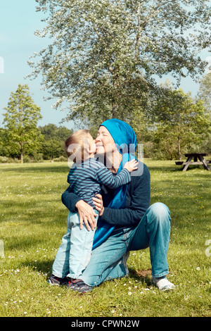 Junge küssen Großmutter im Park. Stockfoto