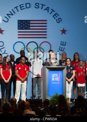 First Lady der Vereinigten Staaten von Amerika Michelle Obama spricht mit USA-Olympia-Athleten auf der Bühne zu Medien Stockfoto