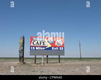 Interstate Plakatwerbung Mittelpunkt Cafe, Adrian, Texas, an der alten Route 66. Stockfoto