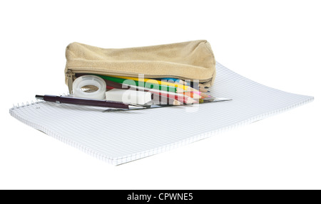 Federmäppchen mit bunten Stiften auf Papier Stockfoto