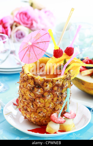 Sommer-cocktail serviert in Ananas Stockfoto