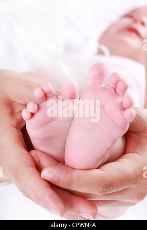 Detail des Neugeborenen Füße in Mutters Händen - flachen DOF Stockfoto