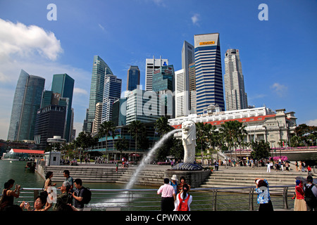 Touristen vor Merlion, Singapur Stockfoto