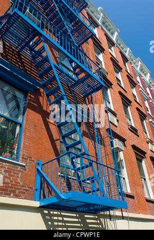 Feuer im New Yorker Stadtteil East Village Nachbarschaft zu entkommen. Stockfoto