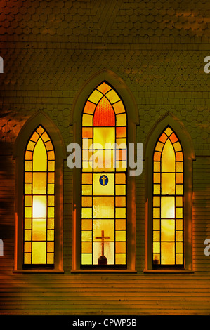 Kirchenfenster beleuchtet nachts.