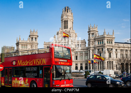 Madrid Vision-City-Tour-Bus am Plaza De La Cibeles in Madrid, Spanien Stockfoto