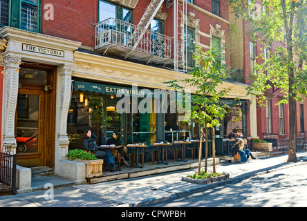 Cafe am West 4th Street, in der Nähe von Perry, West Village, Greenwich Village, New York City. Stockfoto