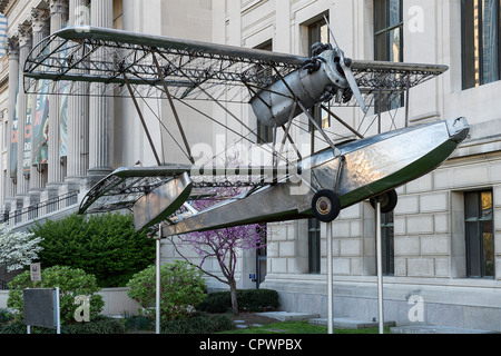 Budd-BB-1-Pionier an der Vorderseite des Franklin Institute, Philadelphia, Pennsylvania, USA Stockfoto