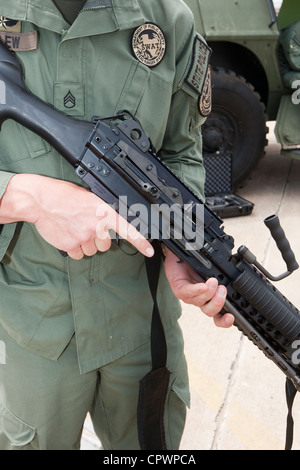 weißen männlichen Texas Abteilung der öffentlichen Sicherheit Ranger Abteilung SWAT Team special Operations übernimmt militärische Waffe Stockfoto