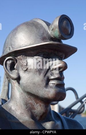 "Von der Grube zum Hafen" Skulptur von John Clinch - Coal Miner Statue in Cardiff Bay Stockfoto