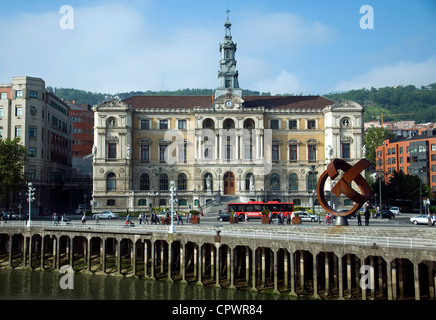 Von Bilbao grand Rathaus, mit Pfählen entlang der Fluss Bilbao im Vordergrund, über den Fluss aus betrachtet Stockfoto