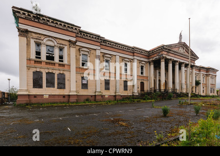 Crumlin Road Gerichtsgebäude, marode und dringend einer Reparatur. Stockfoto