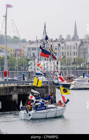 Yachten mit bunten Fahnen kehrt nach Bangor Hafen und marina Stockfoto