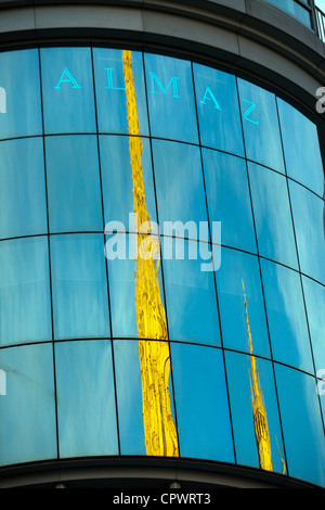 Reflexion der St.-Stephans Kathedrale im Fenster von der Haas-House in Wien Stockfoto