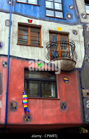 Fenster, Balkon und Dekoration das Hundertwasserhaus in Wien Stockfoto