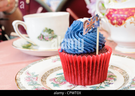 Rote, weiße & blau Cupcake mit Anschluß-Markierungsfahne zum Gedenken an die Königin Diamond jubilee Stockfoto