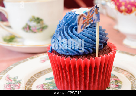 Rote, weiße & blau Cupcake mit Anschluß-Markierungsfahne zum Gedenken an die Königin Diamond jubilee Stockfoto