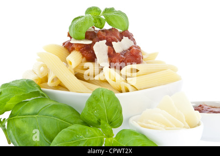 Penne in einer Schüssel isoliert auf weißem Hintergrund mit Tomaten-Sauce und frischen Käse (mit Clipping-Pfad) Stockfoto