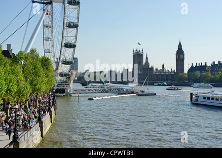 Das London Eye und die Houses of Parliament von Hungerford Bridge gesehen Stockfoto