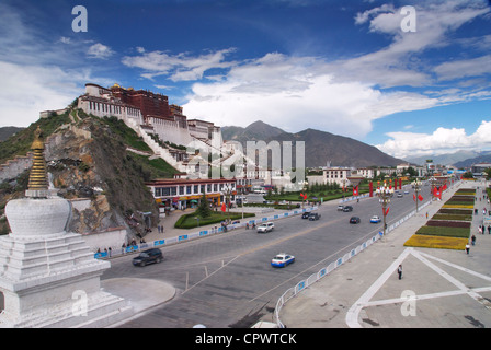 Hauptstraße vorbei an den Potala-Palast Stockfoto