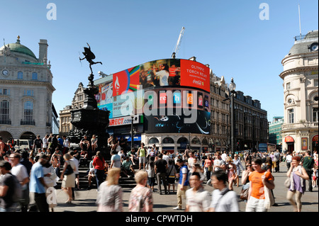 Massen von Touristen am Piccadilly Circus im Zentrum von London Stockfoto