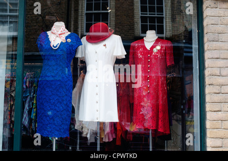 Queen Elizabeth Diamond Jubiläumsfeier. Brick Lane Vintage-Kleid Shop Schaufenster mit roten, weißen und blauen Kleidern. Stockfoto