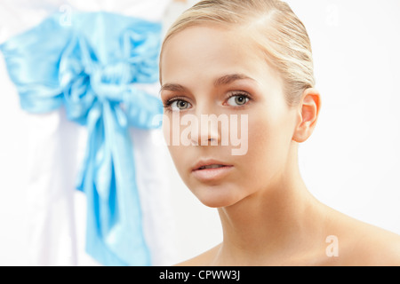 Beauty-Shooting der blonde Braut nach Make-up, bevor auf ein Brautkleid Stockfoto