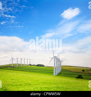 Doppelreihe von Windkraftanlagen an Royd Moor Wind Farm, Penistone, Yorkshire. Stockfoto