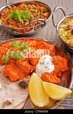 Eine Auswahl an indischen Speisen, darunter Chicken Tikka Masala mit Chapati, Pilau Reis und Keema Matar (Hackfleisch mit Erbsen). Stockfoto