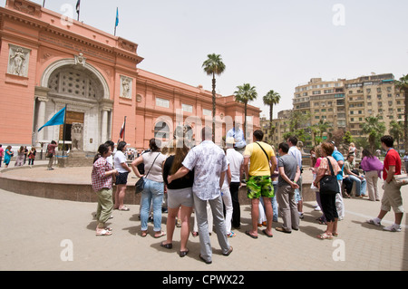 In Ägypten der Tourismus ist im Wesentlichen nach der Revolution/wie hier vor dem Ägyptischen Museum Kairo gesehen Stockfoto