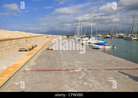 Boote in Latchi Hafen, Bereich Paphos, Zypern Stockfoto