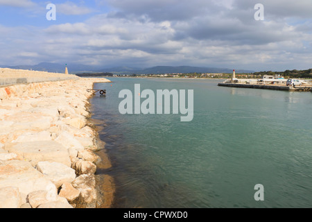 Latchi Hafen Eingang, Paphos, Zypern Stockfoto