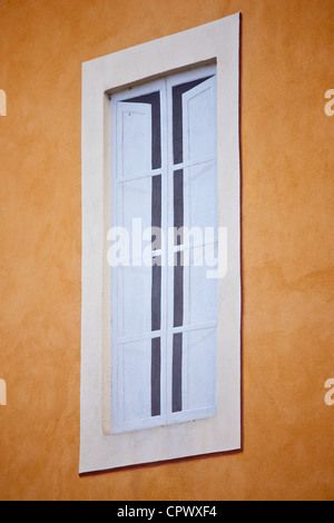 Trompe l ' oeil-Paint-Effekt-Fenster an der Costa di Piazza Garibaldi in alten Hügel Stadt Montalcino in Val D'Orcia, Toskana, Italien Stockfoto