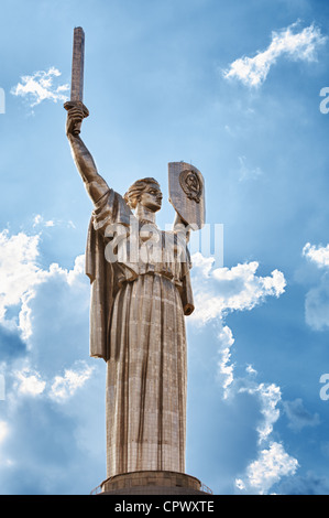 Denkmal in Kiew - Rodina - Mutter im Himmelshintergrund Stockfoto