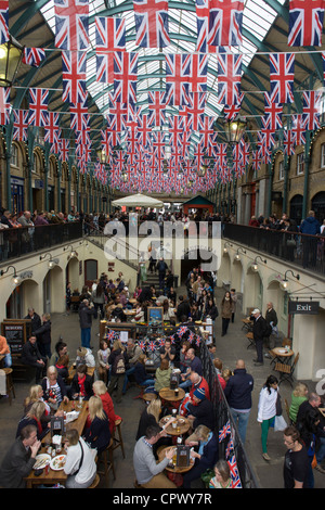 Covent Garden, geschmückt mit Union Jacks für die Königin Diamond Jubilee Wochen vor die Olympischen Spielen in London die UK-rüstet sich für ein Wochenende und im Sommer von Pomp und patriotischen Eifer als ihre Monarch kommen feiert 60 Jahre auf dem Thron. Fahnen und Girlanden schmücken Städte und Dörfer zu. Stockfoto