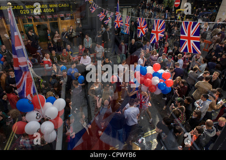 Soho feiert die Königin Diamond Jubilee Wochen vor die Olympischen Spielen nach London zu kommen. Die UK-Zahnräder genießt ein Wochenende und im Sommer der patriotischen Eifer wie ihre Monarch feiert 60 Jahre auf dem Thron. In ganz Großbritannien schmücken Fahnen und Union Jack Girlanden Städte und Dörfer. Stockfoto