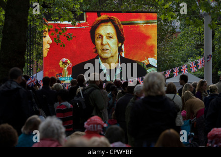 Sir Paul McCartney führt die Königin Diamond Jubilee Konzert Wochen vor die Olympischen Spielen nach London zu kommen. Die UK-Zahnräder genießt ein Wochenende und im Sommer der patriotischen Eifer wie ihre Monarch feiert 60 Jahre auf dem Thron. In ganz Großbritannien schmücken Fahnen und Union Jack Girlanden Städte und Dörfer. Stockfoto