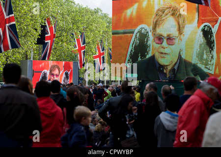 Sir Elton John führt die Königin Diamond Jubilee Konzert Wochen vor die Olympischen Spielen nach London zu kommen. Die UK-Zahnräder genießt ein Wochenende und im Sommer der patriotischen Eifer wie ihre Monarch feiert 60 Jahre auf dem Thron. In ganz Großbritannien schmücken Fahnen und Union Jack Girlanden Städte und Dörfer. Stockfoto