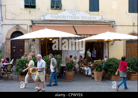 Touristen Speisen Sie im Restaurant bar Caffe 1888 Fiaschetteria Italiana in Piazza del Popolo, Montalcino, Val D'Orcia, Toskana, Italien Stockfoto